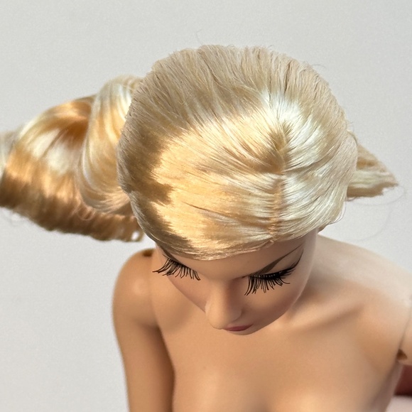 Integrity Toys Fashion Royalty Agnes von Weiss Gardenia Nude Doll Short Nails - Picture 15 of 15